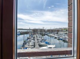 A picture of the hotel: Marina View - 3 Bedroom Apartment - Milford Marina