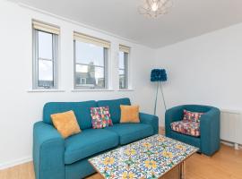 A picture of the hotel: Pass the Keys Bright modern one bed apartment - Bath city centre