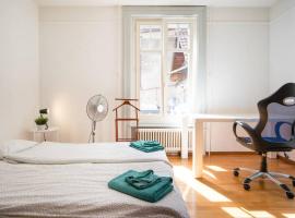 Hotelfotos: 2 Zimmer in Jugendstilwohnung mit Garten (1-6 P.)