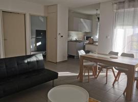 ホテル写真: Appartement T2 accessible PMR avec terrasse et garage