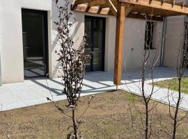 Hotel fotoğraf: Rez de jardin à Saint-Remy-Les-Chevreuse