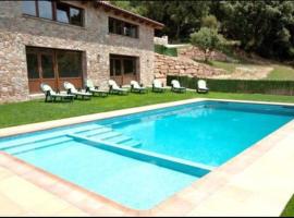 Фотография гостиницы: Villa in Santa Maria d'Olo Sleeps 18 with Pool
