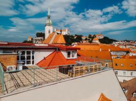 Hotel fotoğraf: Majestic views from a 60m2 private terrace - Castle, Cathedral, Old Town