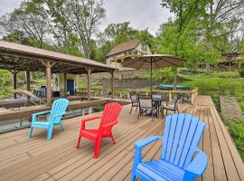 Foto di Hotel: Lake House Haven Fire Pit, Boat Dock and More!