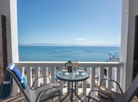 Galini Beach Studios and Penthouse, hotel em Mesongi