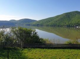 ホテル写真: Entire Chalet, Amazing Panoramic View of Calinesti Oas Lake