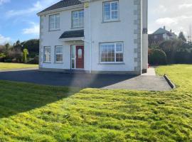 होटल की एक तस्वीर: Detached house, Letterkenny