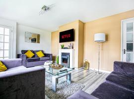 A picture of the hotel: Central Leamington Spa House with Free Parking, Fast Wifi, Smart TV with Free Netflix and Garden by Yoko Property