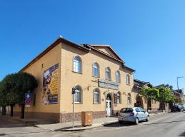 Hotel fotoğraf: KOMPLEX -Rendezvénytermek-Panzió-Apartman-Irodák-