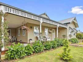 Charming period cottage with a picturesque garden,位于卡尔斯的酒店