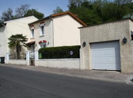 Foto di Hotel: Gîte Belleville-sur-Meuse, 4 pièces, 4 personnes - FR-1-585-42