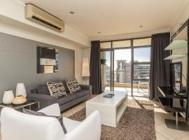 รูปภาพของโรงแรม: ITC Icon Two bedroom Apartment with lovely balcony