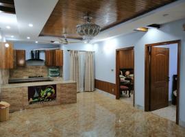 Hotel foto: Full Private House Floor with Lounge & Balcony - Townhouse - Homestay