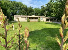 Foto di Hotel: Tightwad Gertie’s Roomy Home at Truman Lake