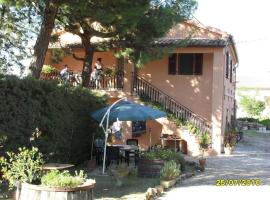 Foto di Hotel: Family villa pool and country side views Italy