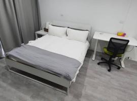 ホテル写真: Modern Private Room in Shared 2-Bed Apartment - Central City Center -1