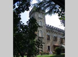 รูปภาพของโรงแรม: CASA LA TORRE un castello alle porte di Firenze