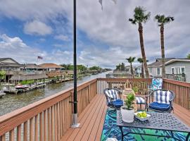 Hotel Photo: Canal-Front Hitchcock Home with Private Dock!