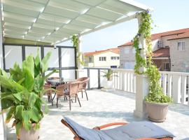 Foto di Hotel: Apartments Dami - 100m from the sea