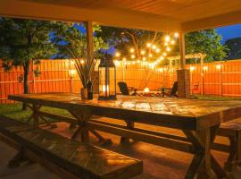 Hotel Foto: Dallas 4BR Large yard w HOT TUB , Fire pit and basketball Hoop