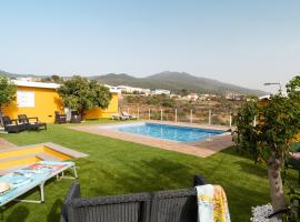 A picture of the hotel: Apartamento con piscina, WiFi, vistas, parking, chimenea