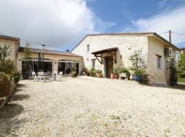 Hotel Foto: House with 6 bedrooms in Lorignac with enclosed garden and WiFi