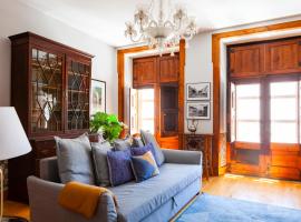 ホテル写真: Alfama Terrace Apartment With Authentic XVIII Tiles And Historic Notes 3 Bedrooms & 2 Bathrooms AC