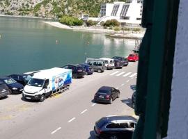 รูปภาพของโรงแรม: Kotor Risan Apartment next to the beach