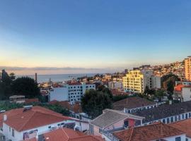 รูปภาพของโรงแรม: Lua apartment- sea view, Funchal city centre