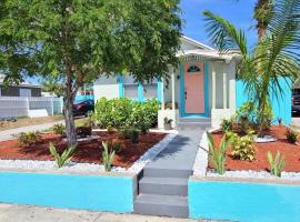 A picture of the hotel: Lake Worth Beach Paradise Cove Cottage 2-1Bedroom