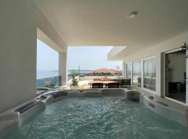 Zdjęcie hotelu: Exclusive 2 Bedroom Seafront Suite with jacuzzi