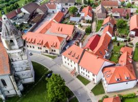 A picture of the hotel: Penziony Vinice Hnanice