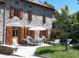 Fotos de Hotel: CHARMANTE MAISON A LA CAMPAGNE AU COEUR DES PREMIERS VOLCANS