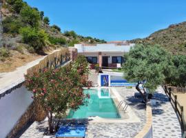 Hotel kuvat: Villa for 4 with a private Pool & Garden
