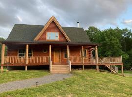 Fotos de Hotel: Spacious luxurious log cabin near Cooperstown NY