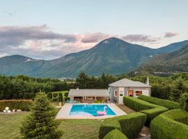 होटल की एक तस्वीर: Villa Stymfalia - Luxury Mansion with Private Pool