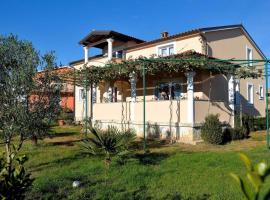Comfortable apartment near Pula, hotel v destinaci Marčana