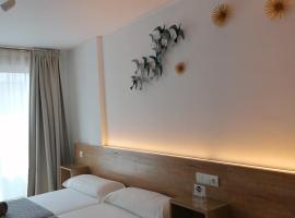 PENSION ROSELLA, hotel in O Pedrouzo