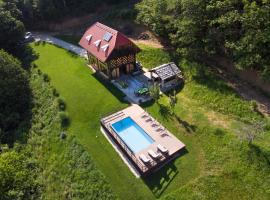 酒店照片: Rustic retreat with pool počitnice na kozolcu