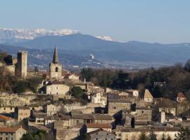 Hotel kuvat: Grande maison en village médiéval - 10 pers/4 SDB