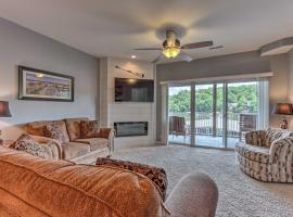 호텔 사진: Idyllic Camdenton Condo with Community Pool and Lake!