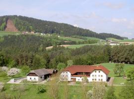 A picture of the hotel: Urlaub am Bauernhof Wenigeder - Familie Klopf