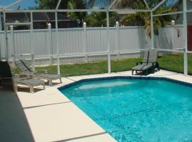 Hotel Photo: Cozy 3 Bdrm House with Private Pool at Cypress Lakes