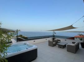 Foto di Hotel: Exclusive Seafront Suite with jacuzzi