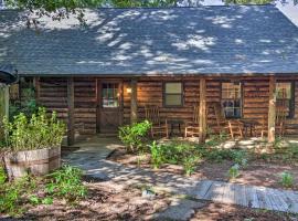 Foto di Hotel: Secluded Cabin with Spacious Kitchen and Dining Area!