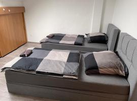 होटल की एक तस्वीर: Apartment groß 5 oder 6 Einzelbetten