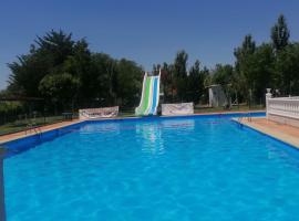 Camping Cubillas, hotel in Cubillas de Santa Marta