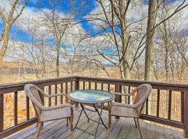 Mountain Creek Condo with Grill Walk to Lifts!、バーノンのホテル