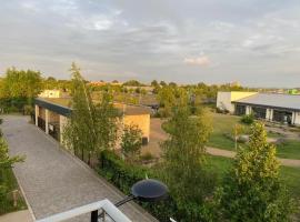 Фотографія готелю: Contemporary Trumpington Apartment with Self Check-in ,FREE On-site Parking, Terrace, SUPER Fast WIFI & 5 mins drive to Papworth & Addenbrookes hospitals