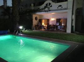 Фотографія готелю: Beautiful 2-Bed Villa in Quinta do Lago with Pool
